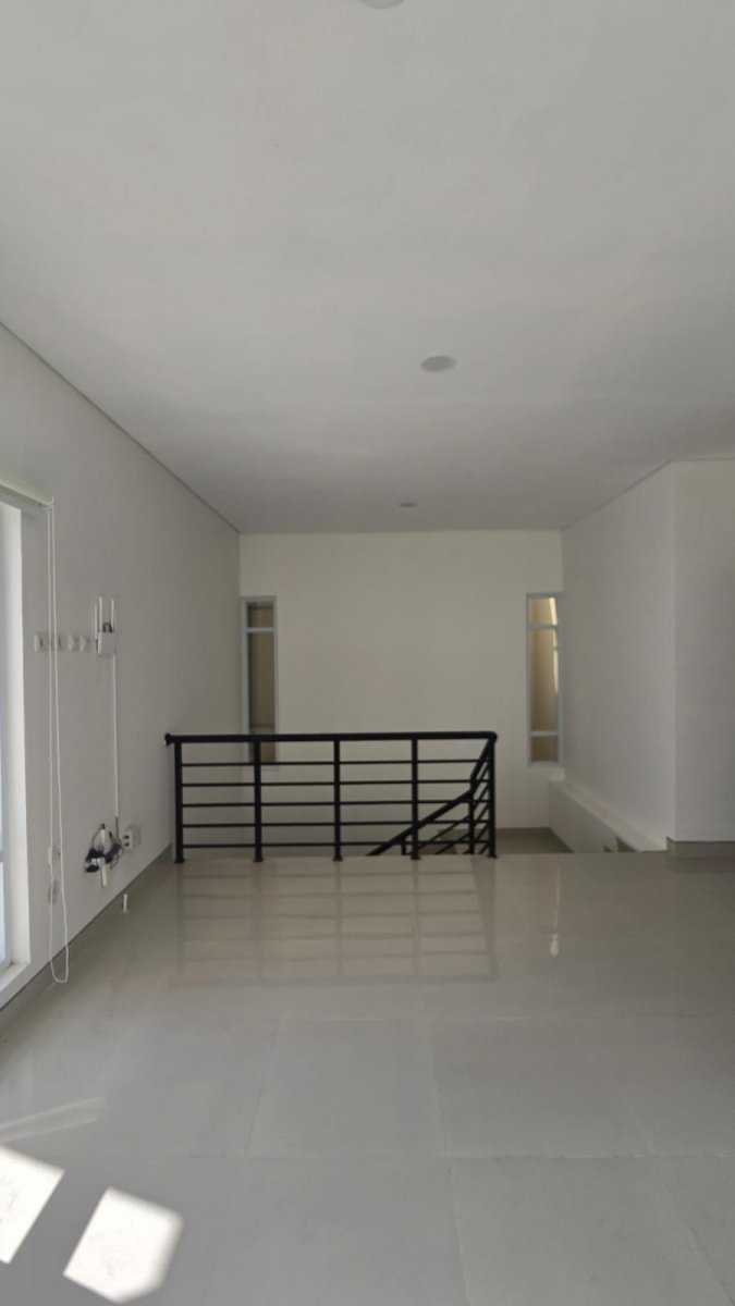 Rumah Baru Mewah Minimalis 2,5 Lantai di Perumahan Elite Solo Baru,  Siap Huni - Foto 3