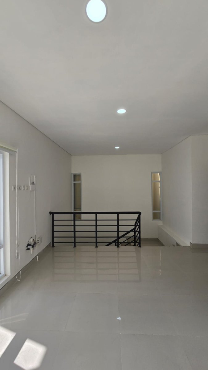 Rumah Baru Mewah Minimalis 2,5 Lantai di Perumahan Elite Solo Baru,  Siap Huni - Foto 4
