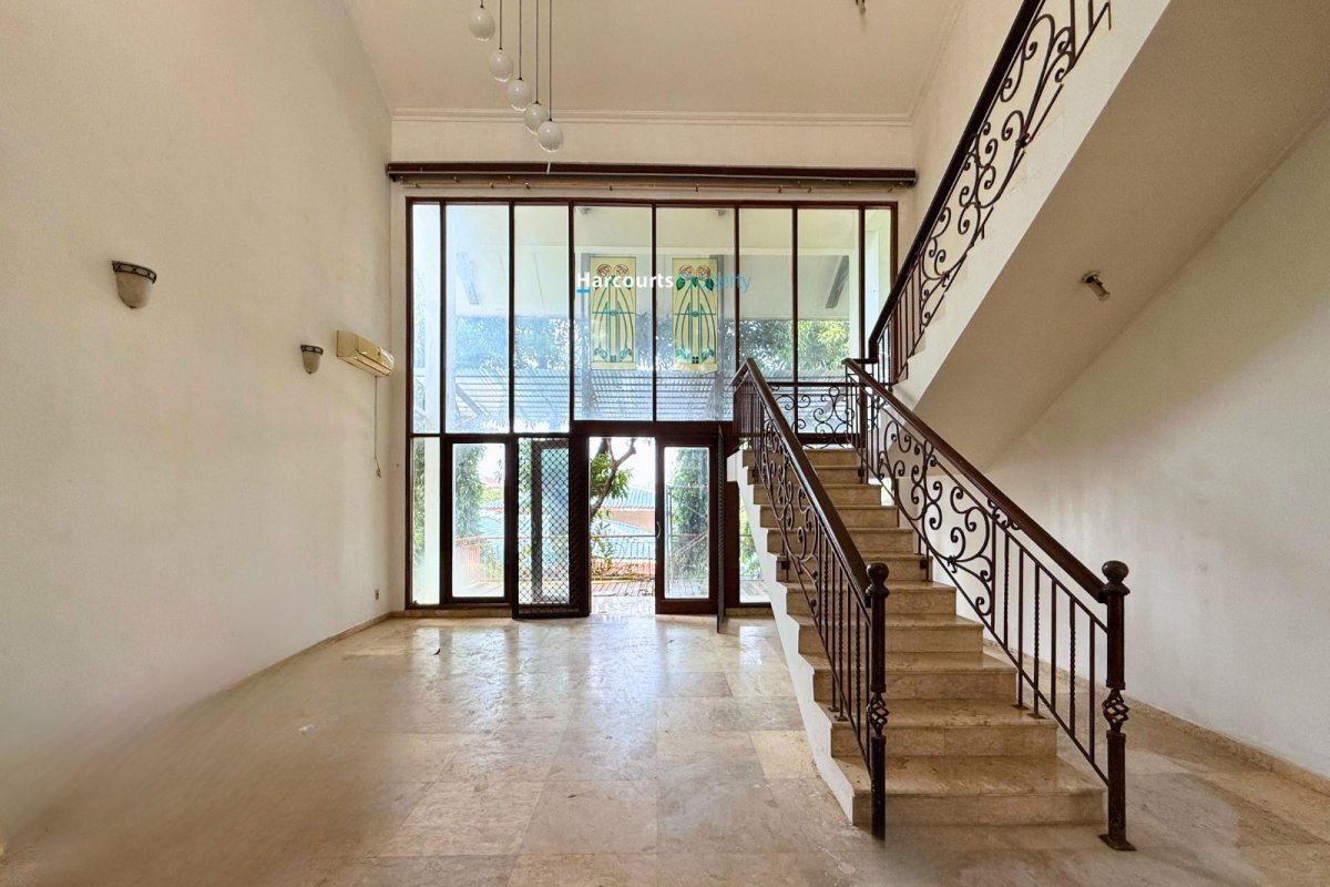 Disewakan Rumah Klasik 2 Lantai Area Jl. Kemang Timur III - Foto 2
