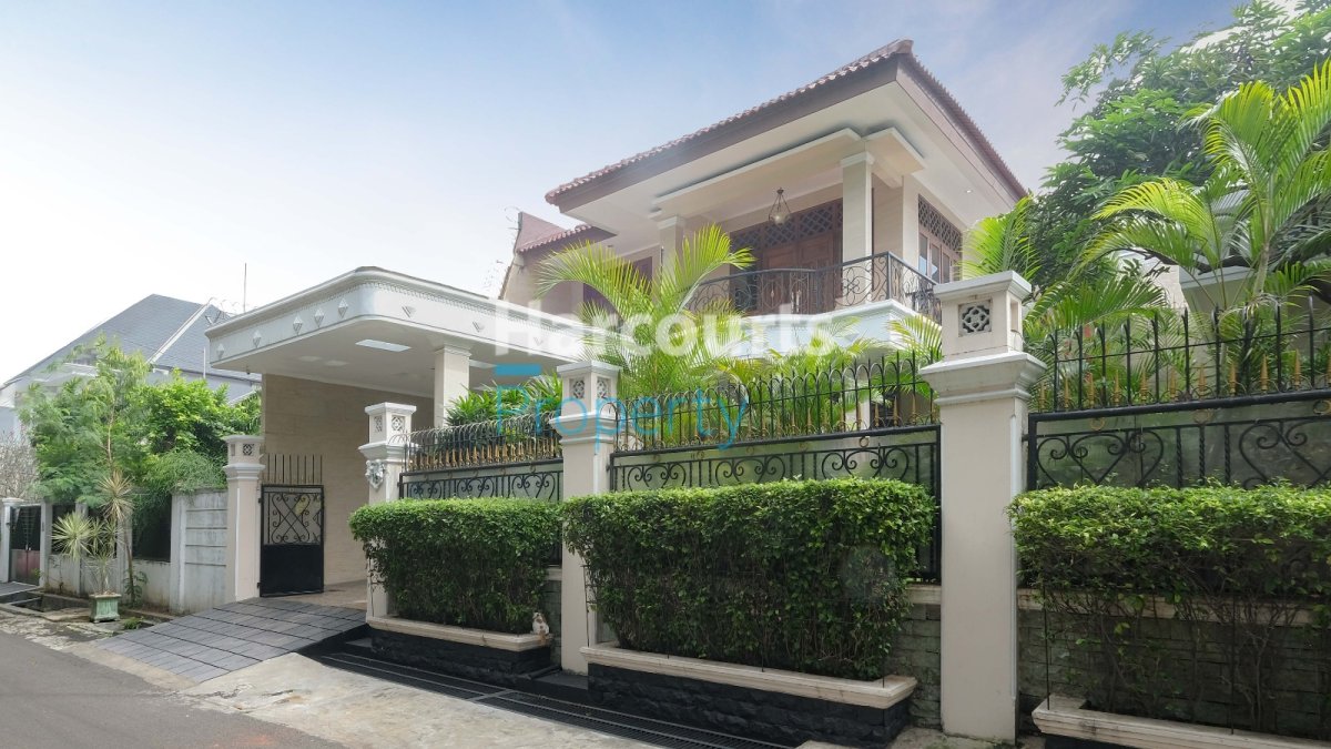 Disewakan Rumah Klasik 2 Lantai Area Jl. Cibeber Kebayoran Baru