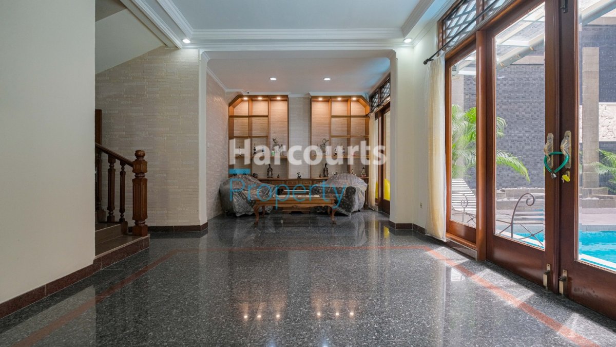 Disewakan Rumah Klasik 2 Lantai Area Jl. Cibeber Kebayoran Baru - Foto 2