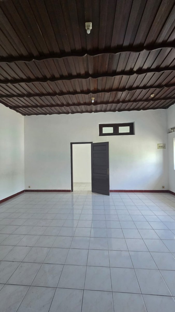 Rumah Strategis Hook Dekat Solo Grand Mall & Slamet Riyadi Solo – Cocok untuk Kantor atau Bisnis - Foto 2