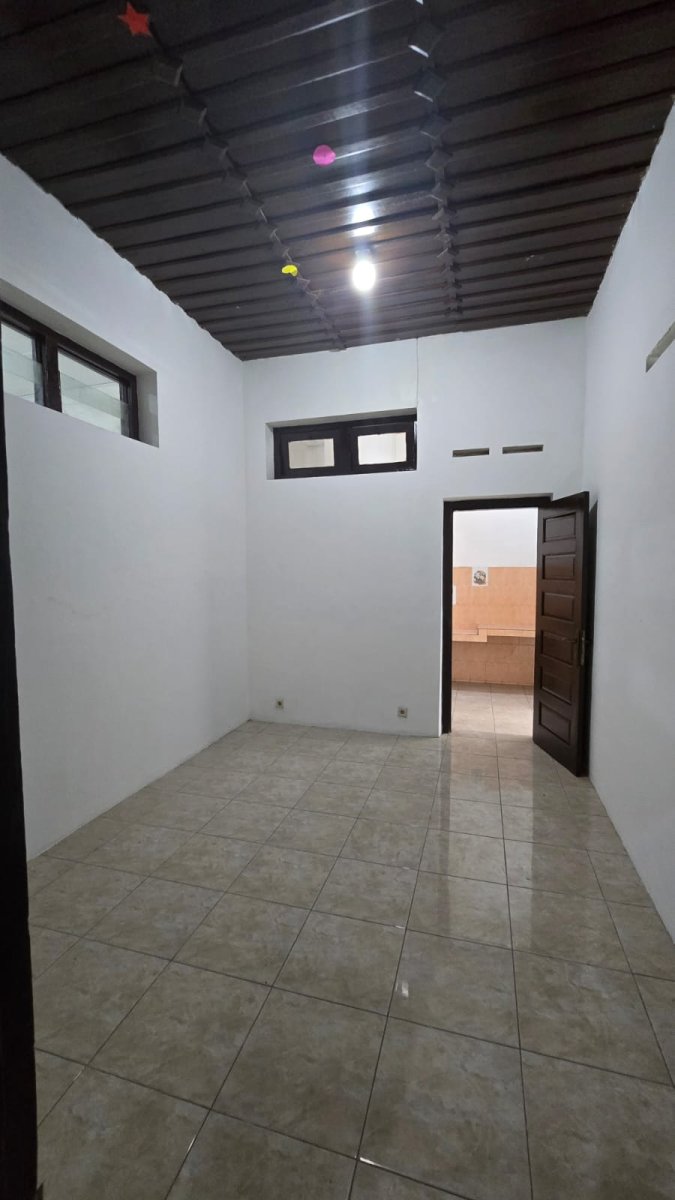 Rumah Strategis Hook Dekat Solo Grand Mall & Slamet Riyadi Solo – Cocok untuk Kantor atau Bisnis - Foto 3