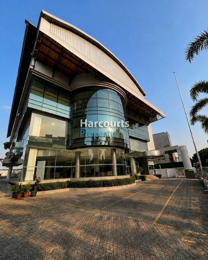 Hot Listing, Dijual Gedung Siap Huni ex Showroom Lokasi Strategis dekat Pondok Indah