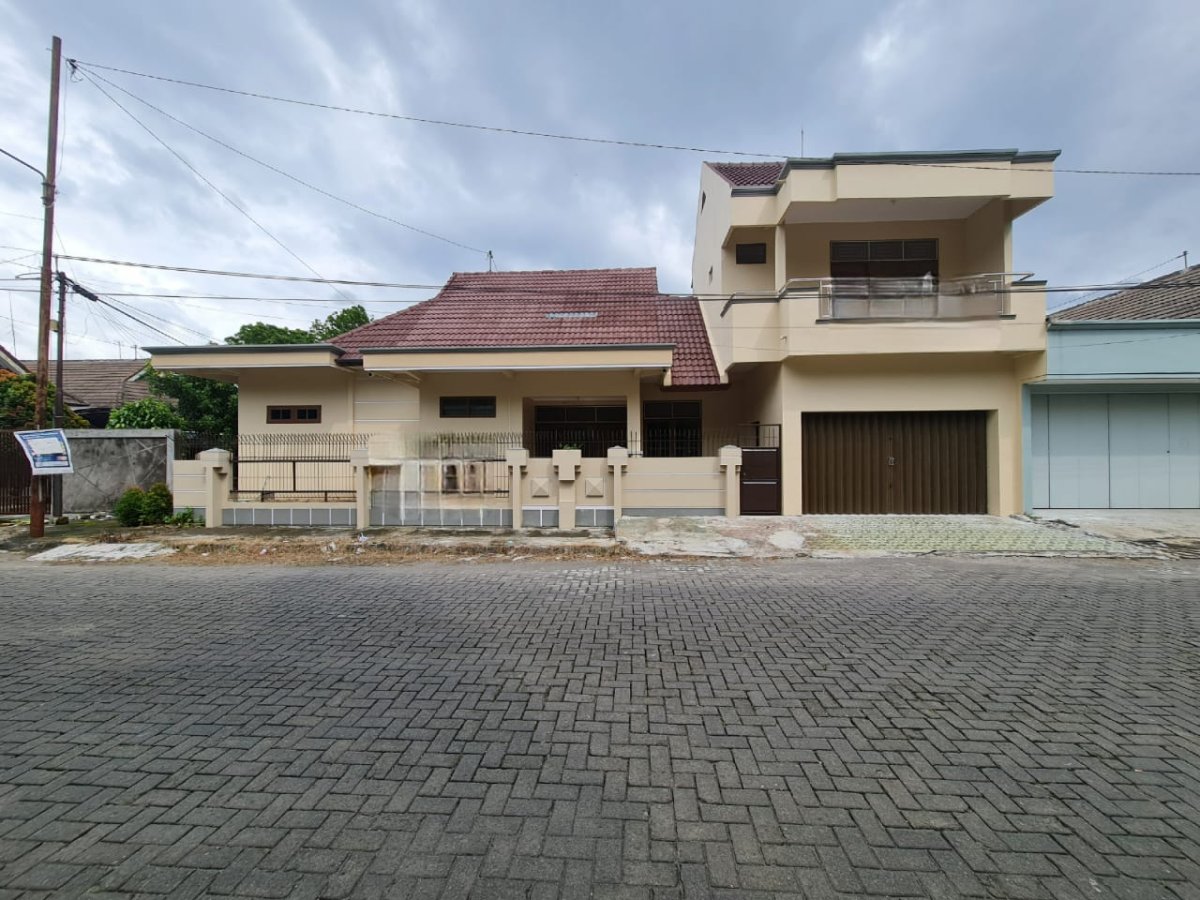 Rumah Bagus Renovasi Baru Siap Huni di Sektor 1 Solo Baru