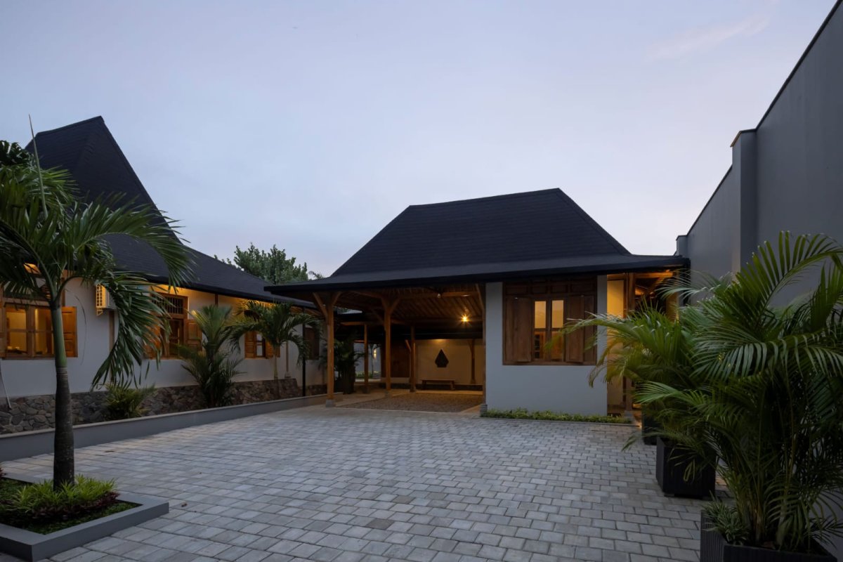 Rumah Mewah Nuansa Kayu Joglo Berpadu Arsitektur Modern Minimalis Dekat Luwes Gentan Solo - Foto 2