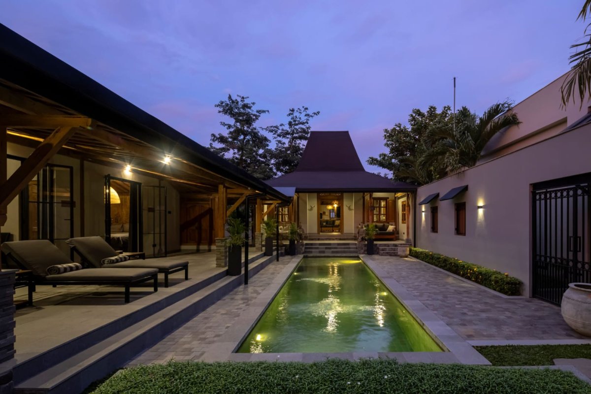 Rumah Mewah Nuansa Kayu Joglo Berpadu Arsitektur Modern Minimalis Dekat Luwes Gentan Solo - Foto 3
