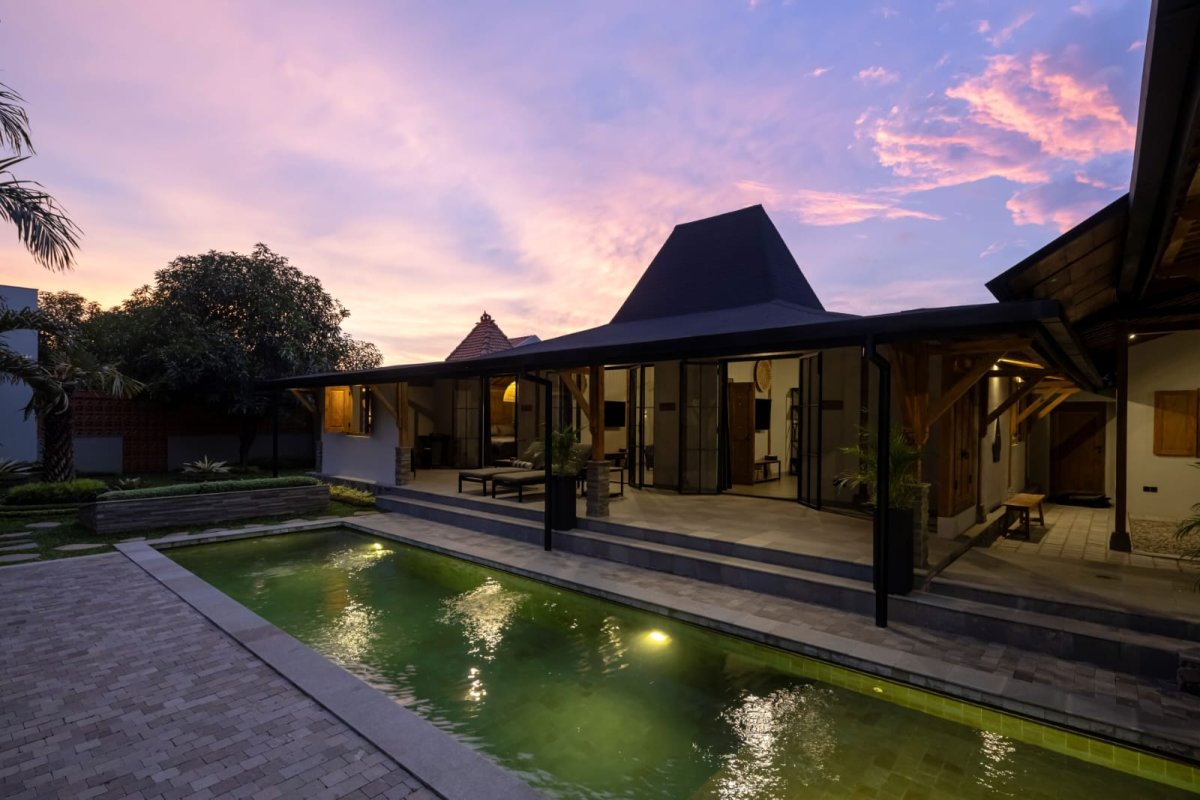 Rumah Mewah Nuansa Kayu Joglo Berpadu Arsitektur Modern Minimalis Dekat Luwes Gentan Solo - Foto 9