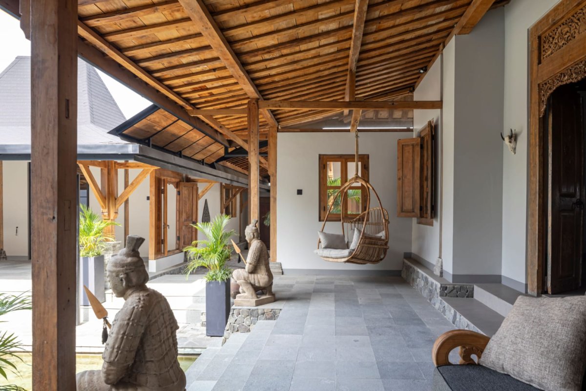 Rumah Mewah Nuansa Kayu Joglo Berpadu Arsitektur Modern Minimalis Dekat Luwes Gentan Solo - Foto 12
