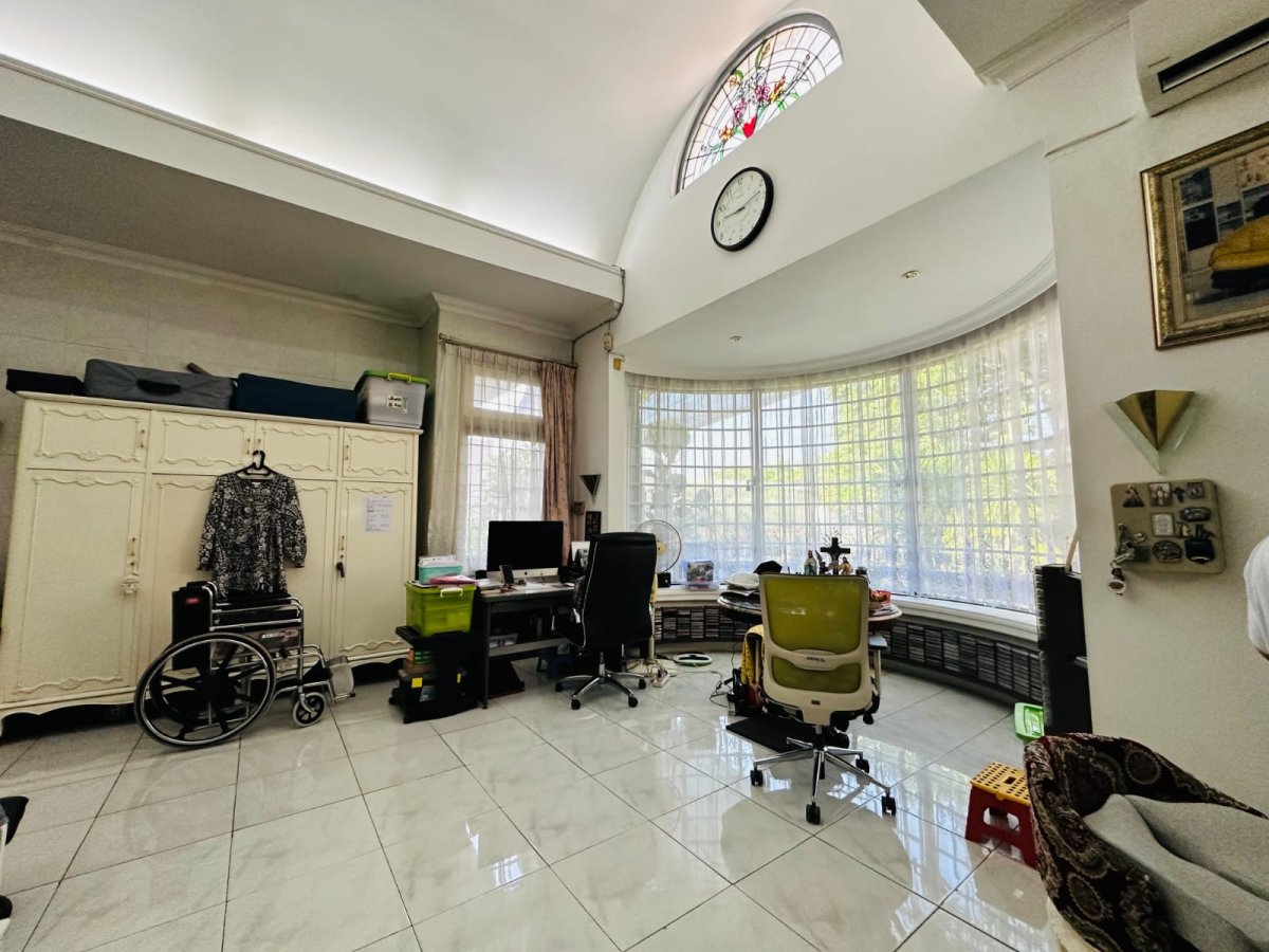Rumah Induk Mewah Vintage Siap Huni Beserta Kantor & Asrama Staff di Jalan Raya Adi Sucipto, Solo - Foto 2