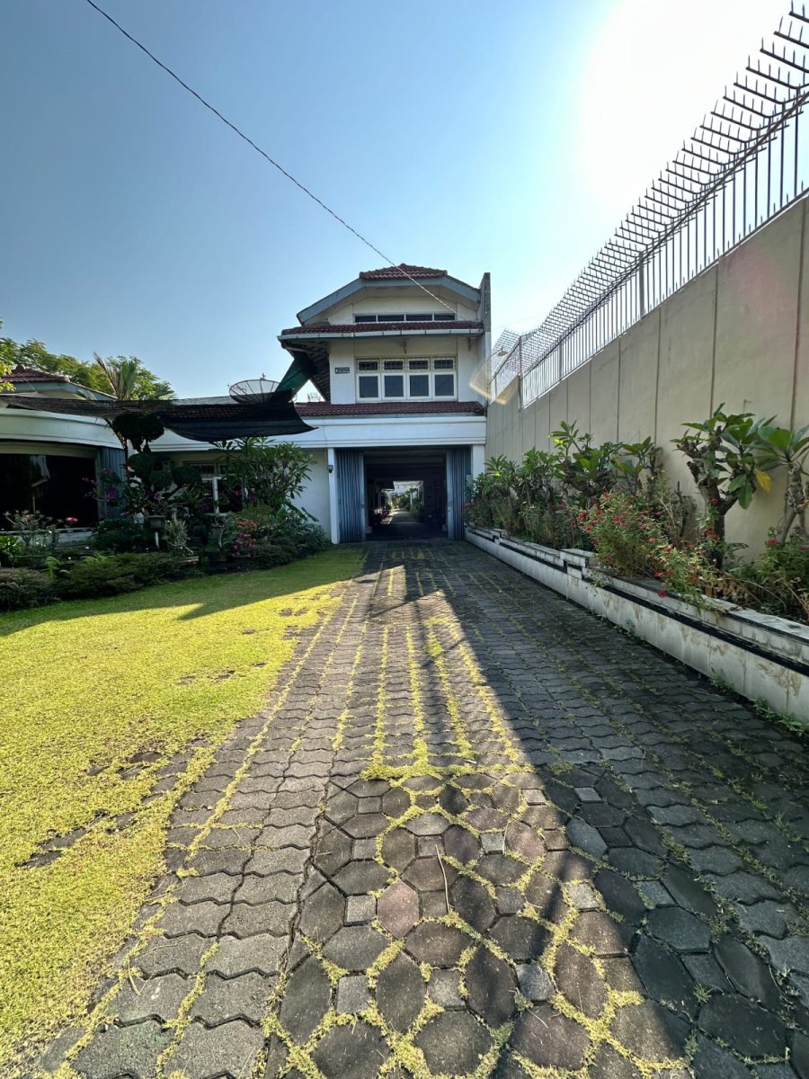 Rumah Induk Mewah Vintage Siap Huni Beserta Kantor & Asrama Staff di Jalan Raya Adi Sucipto, Solo