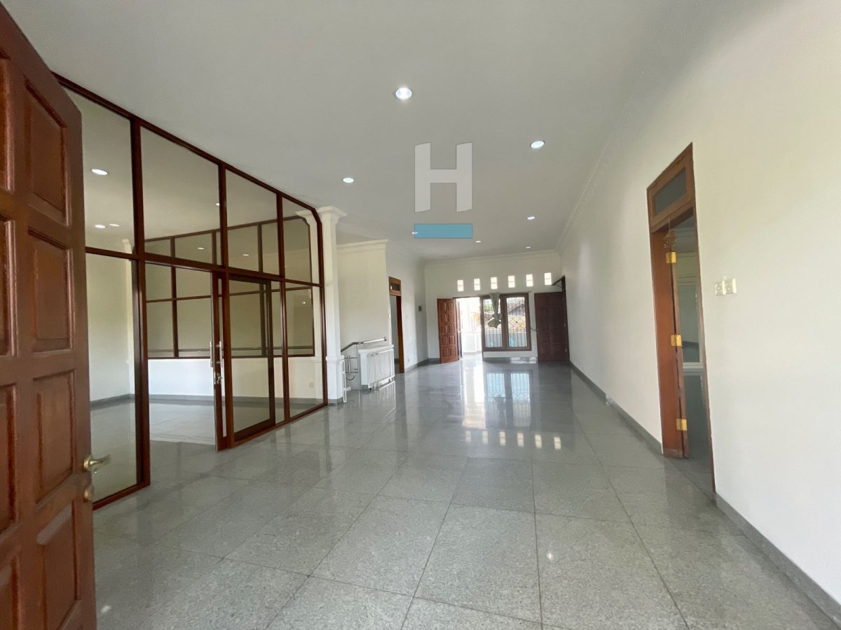 Rumah Elit 2 Lantai Siap Huni di Solo Baru - Foto 9