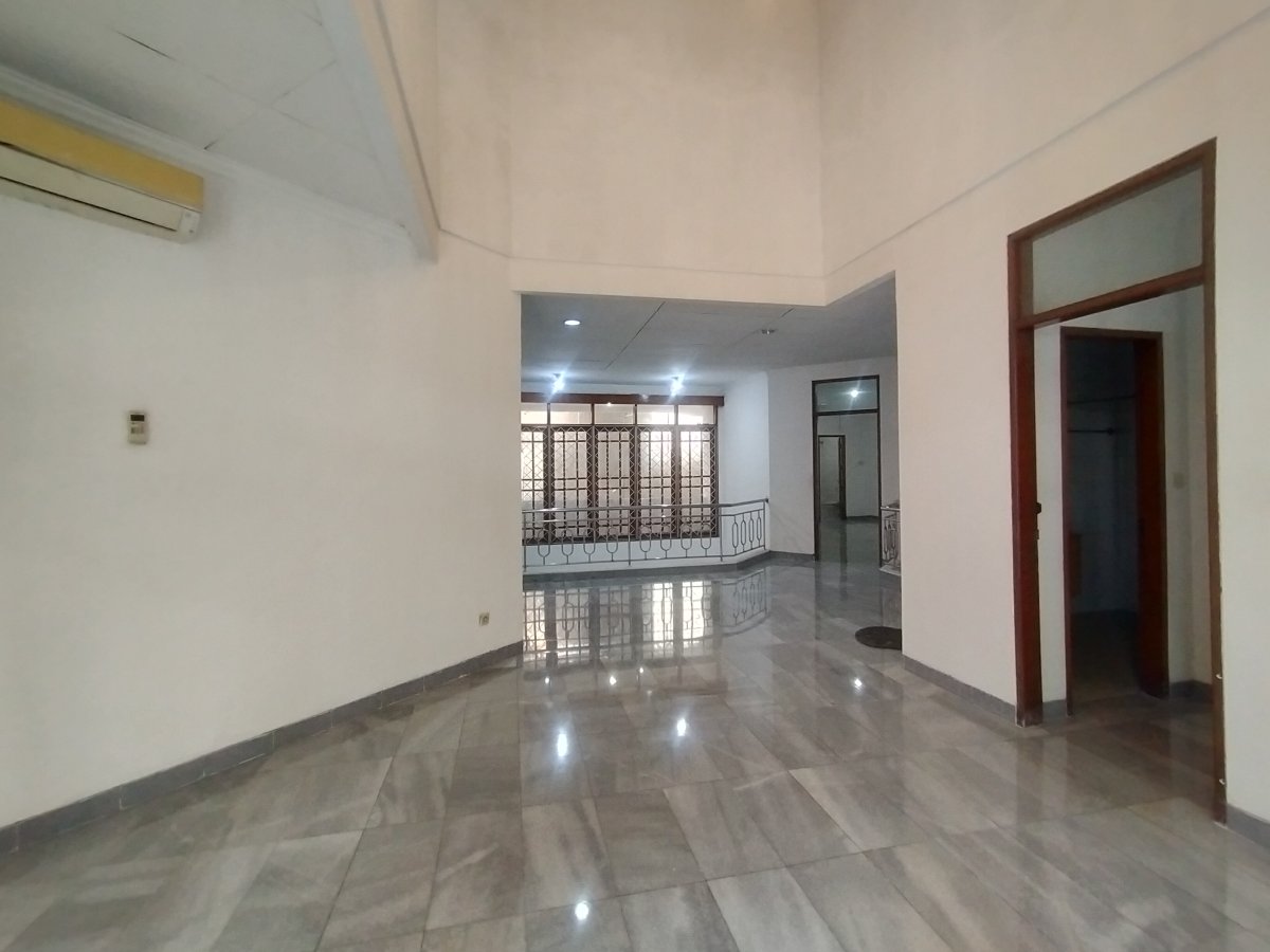 Rumah Baru Renovasi Unfurnished 5 Kamar di Kebayoran Baru - Foto 4