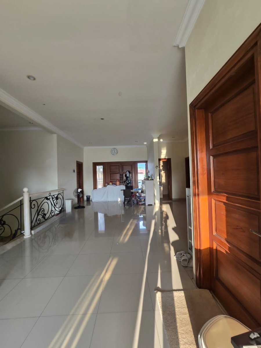 Rumah Mewah Modern di Panularan Laweyan Solo - Foto 5