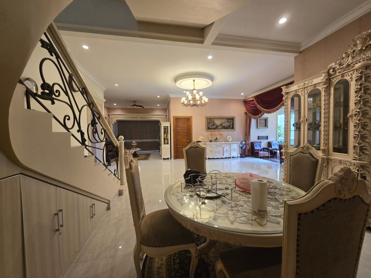Rumah Mewah Modern di Panularan Laweyan Solo - Foto 7