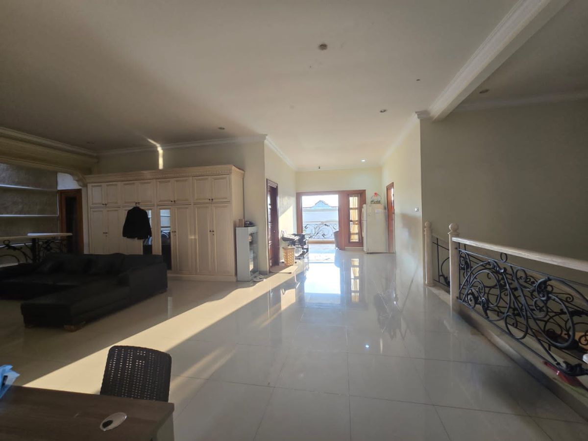 Rumah Mewah Modern di Panularan Laweyan Solo - Foto 15