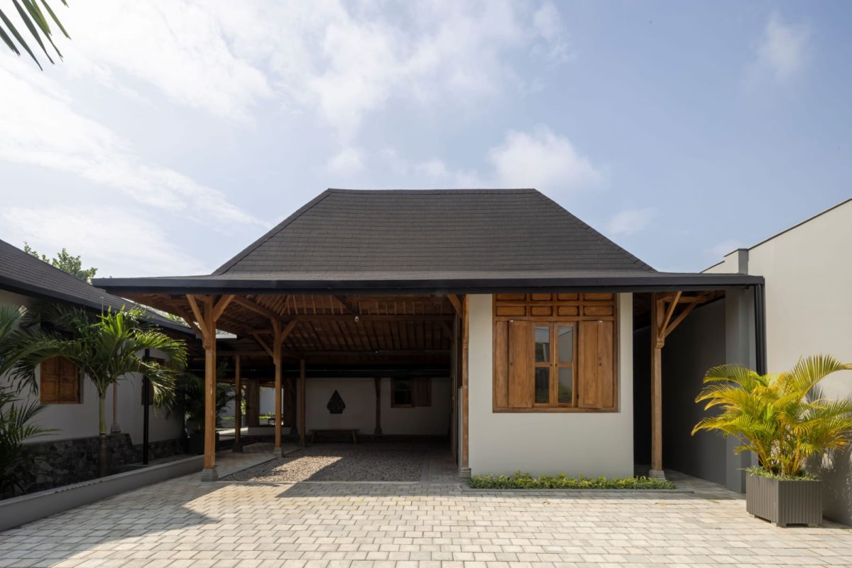 Rumah Mewah Full Furnished Dengan Joglo Modern dan Kolam Renang