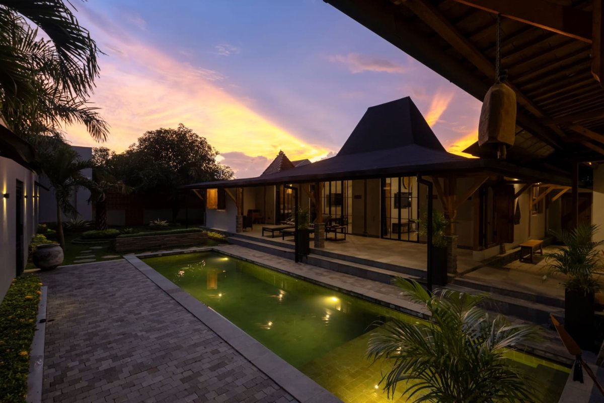 Rumah Mewah Full Furnished Dengan Joglo Modern dan Kolam Renang - Foto 15