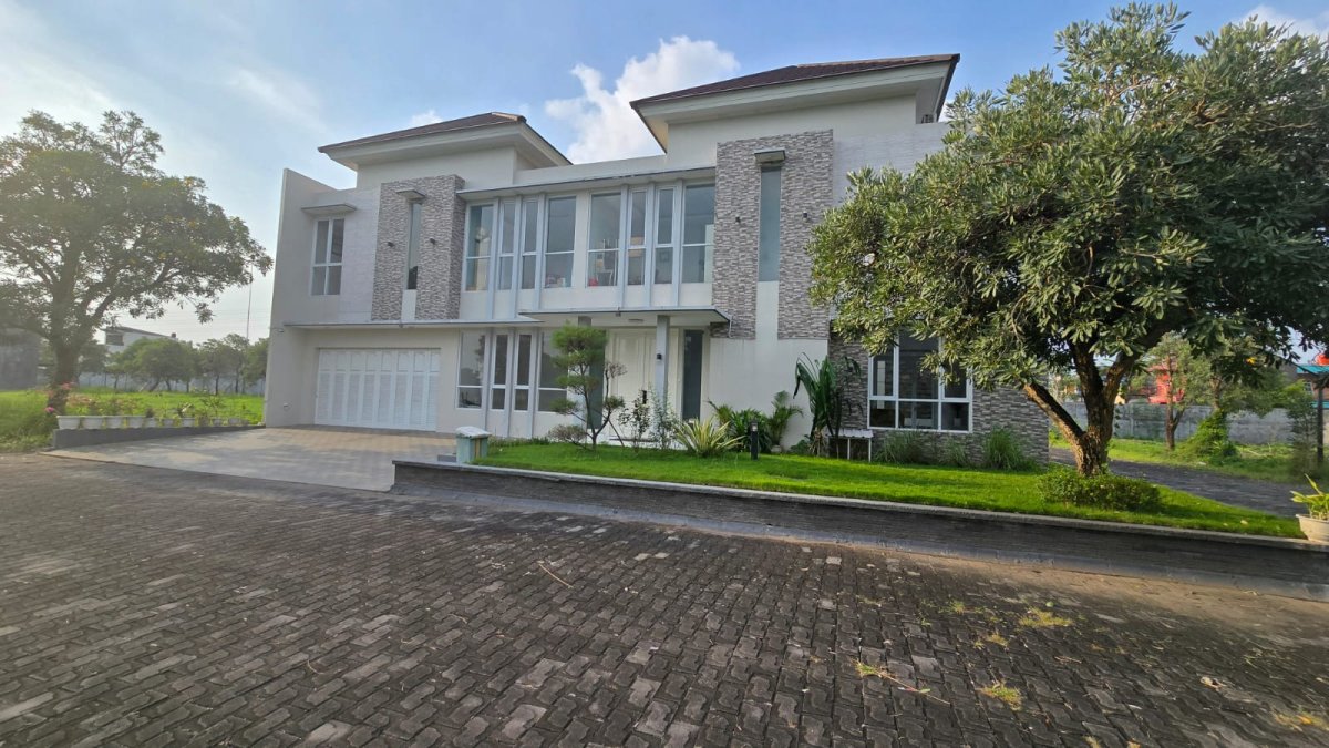 Rumah Mewah Minimalis Kolam Renang Di Cluster Elite Solo Baru