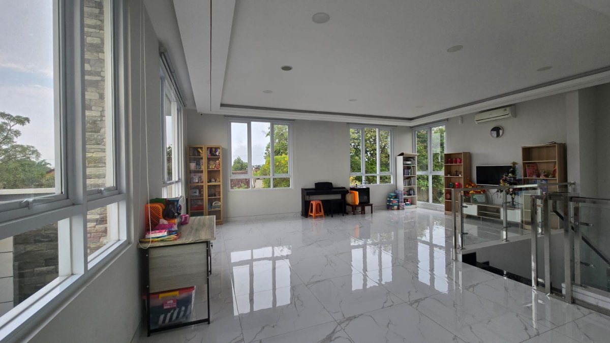 Rumah Mewah Minimalis Kolam Renang Di Cluster Elite Solo Baru - Foto 2