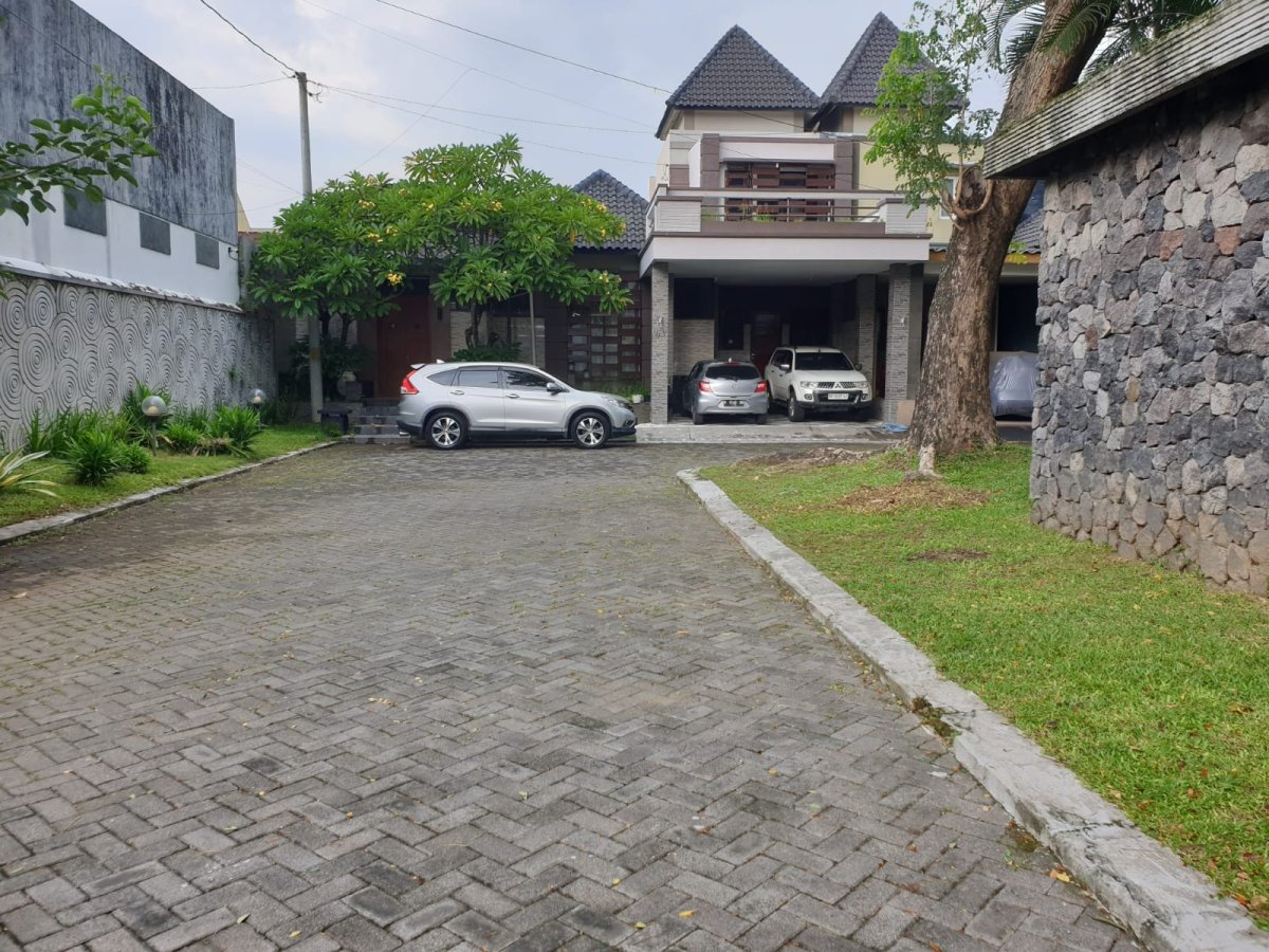 Rumah Mewah Kolam Renang di Perumahan Tirtamaya Residence Gentan Solo