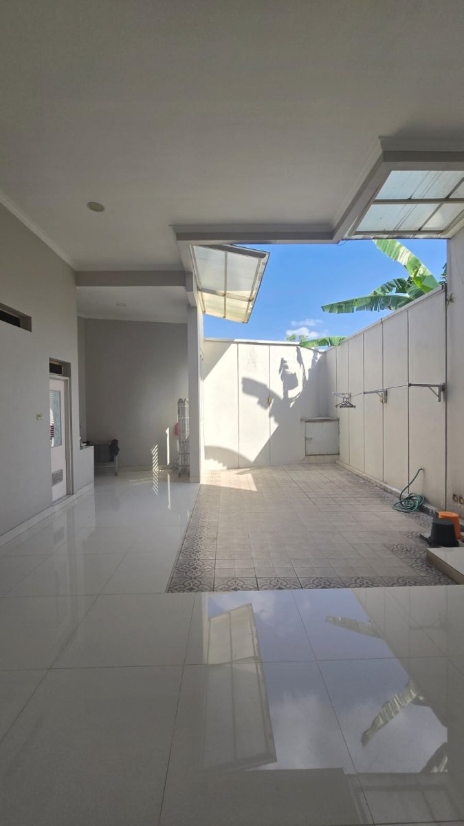 Rumah Mewah Minimalis Dekat Jalan Yos Sudarso Solo - Foto 9