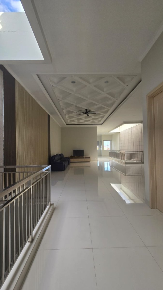 Rumah Mewah Minimalis Dekat Jalan Yos Sudarso Solo - Foto 10