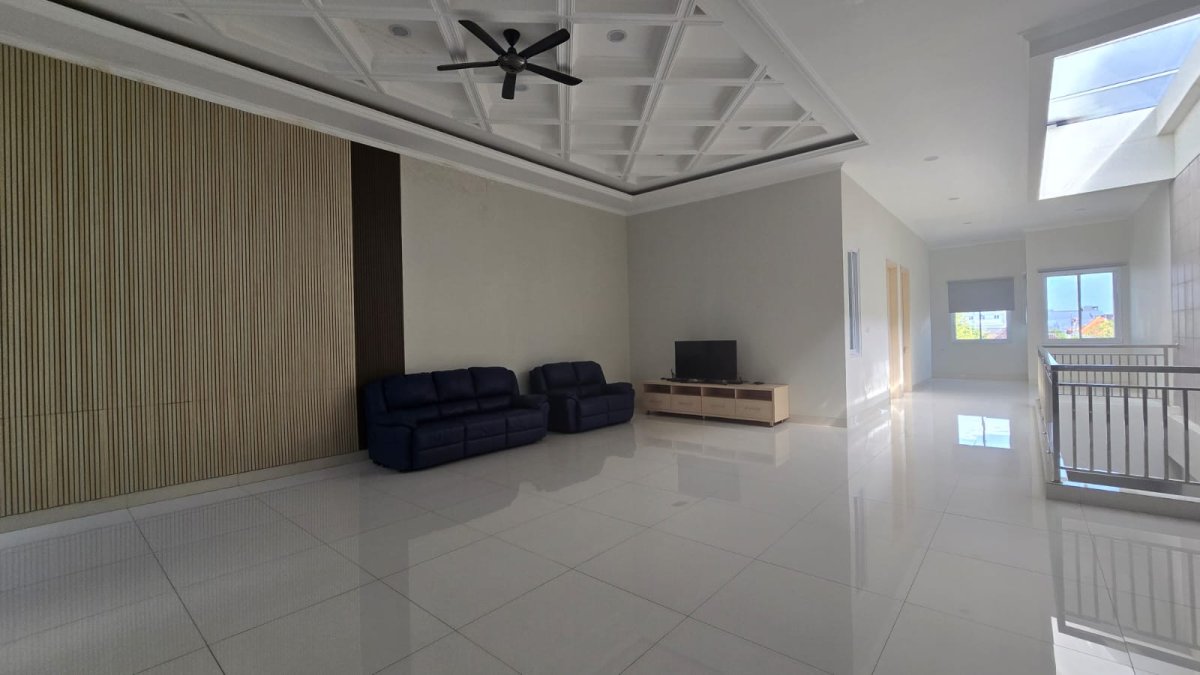 Rumah Mewah Minimalis Dekat Jalan Yos Sudarso Solo - Foto 11