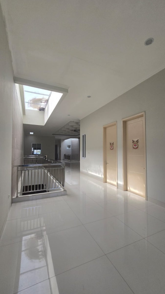 Rumah Mewah Minimalis Dekat Jalan Yos Sudarso Solo - Foto 12