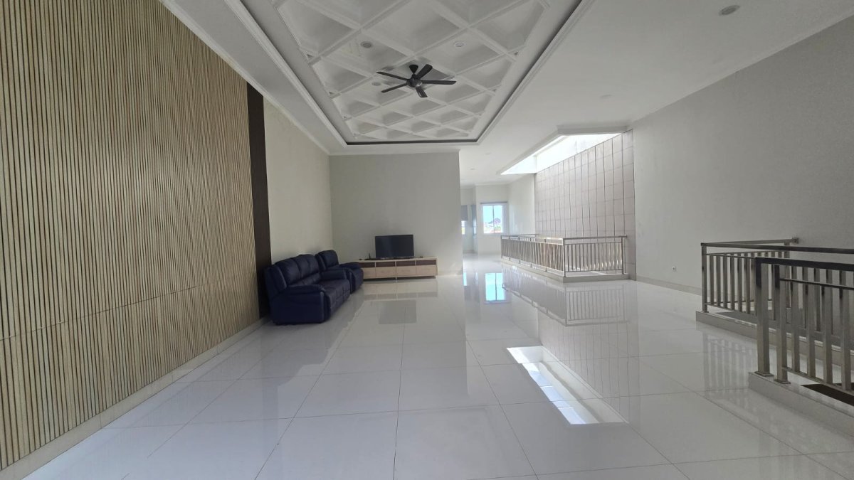 Rumah Mewah Minimalis Dekat Jalan Yos Sudarso Solo - Foto 13