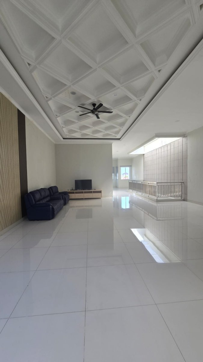 Rumah Mewah Minimalis Dekat Jalan Yos Sudarso Solo - Foto 14