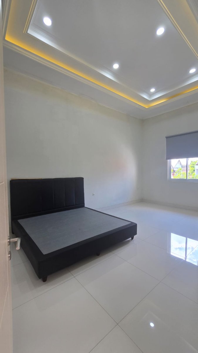 Rumah Mewah Minimalis Dekat Jalan Yos Sudarso Solo - Foto 15