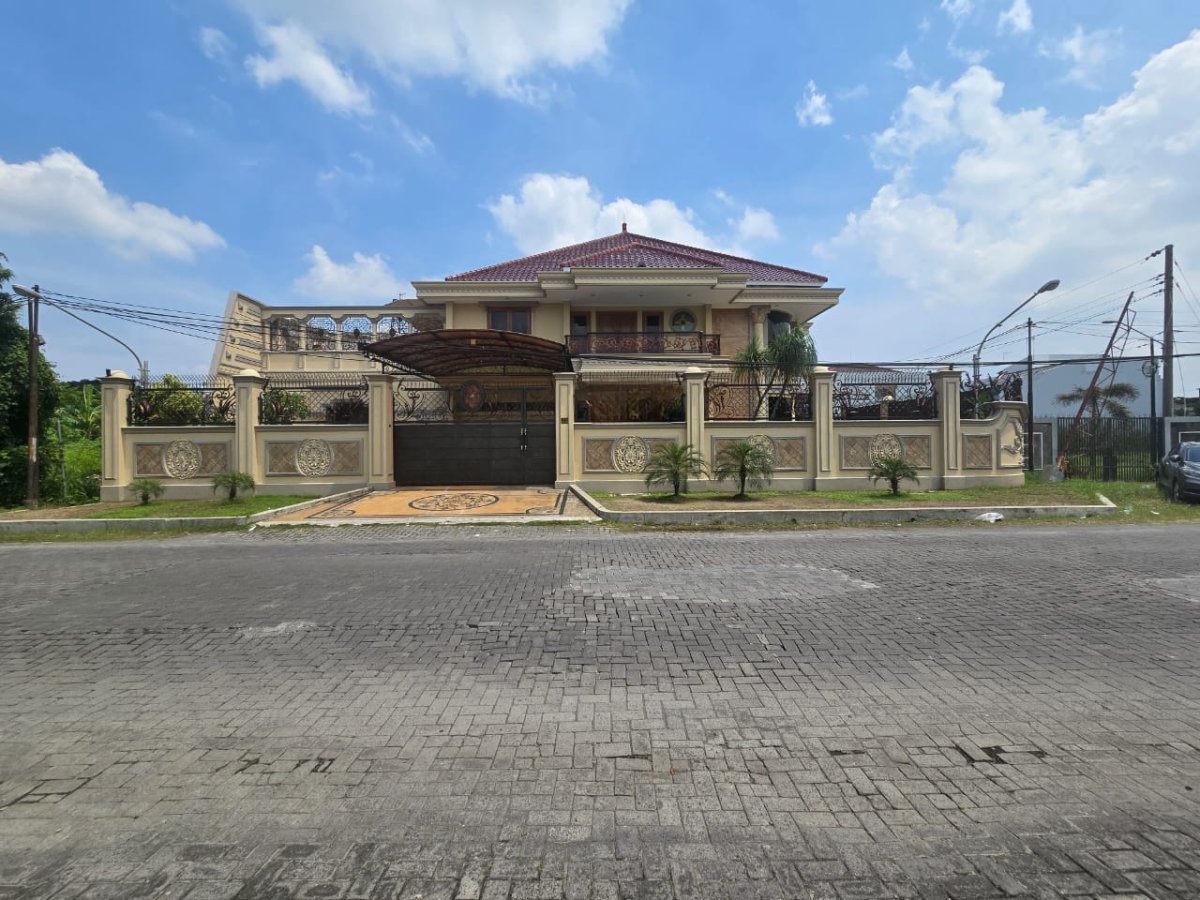 Rumah Mewah Modern di Perumahan Elite Sektor 1 Solo Baru