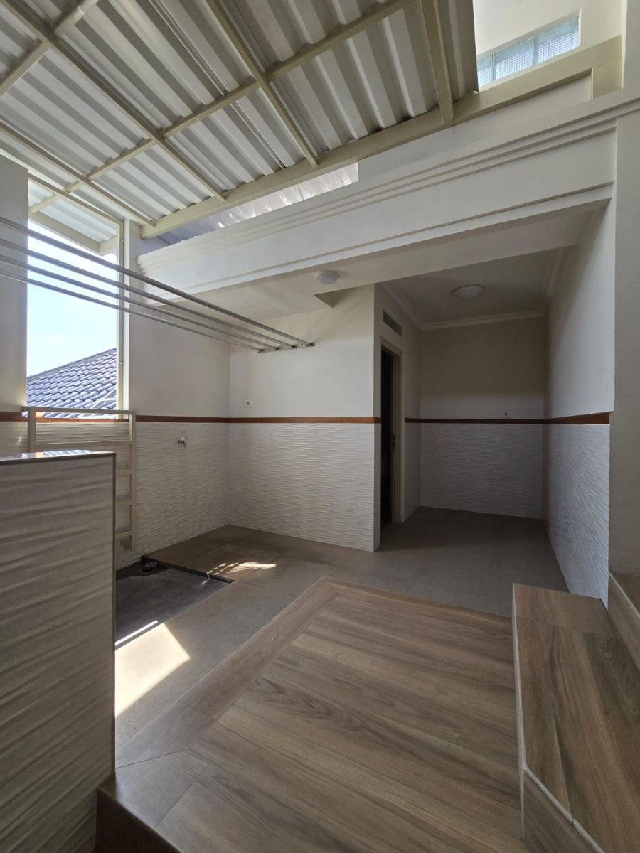 Rumah Mewah Minimalis Full Furnished Dekat Jalan Slamet Riyadi Solo - Foto 7