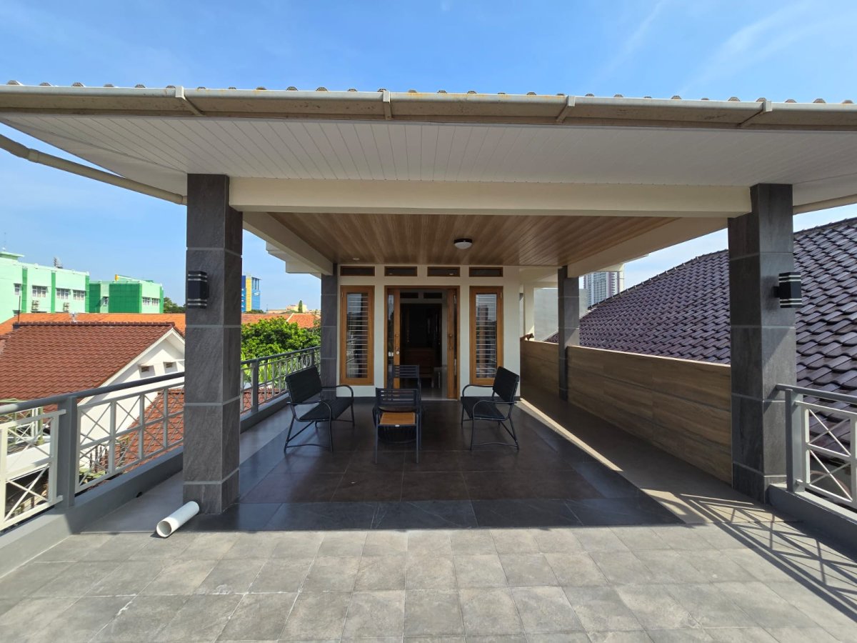 Rumah Mewah Minimalis Full Furnished Dekat Jalan Slamet Riyadi Solo - Foto 9