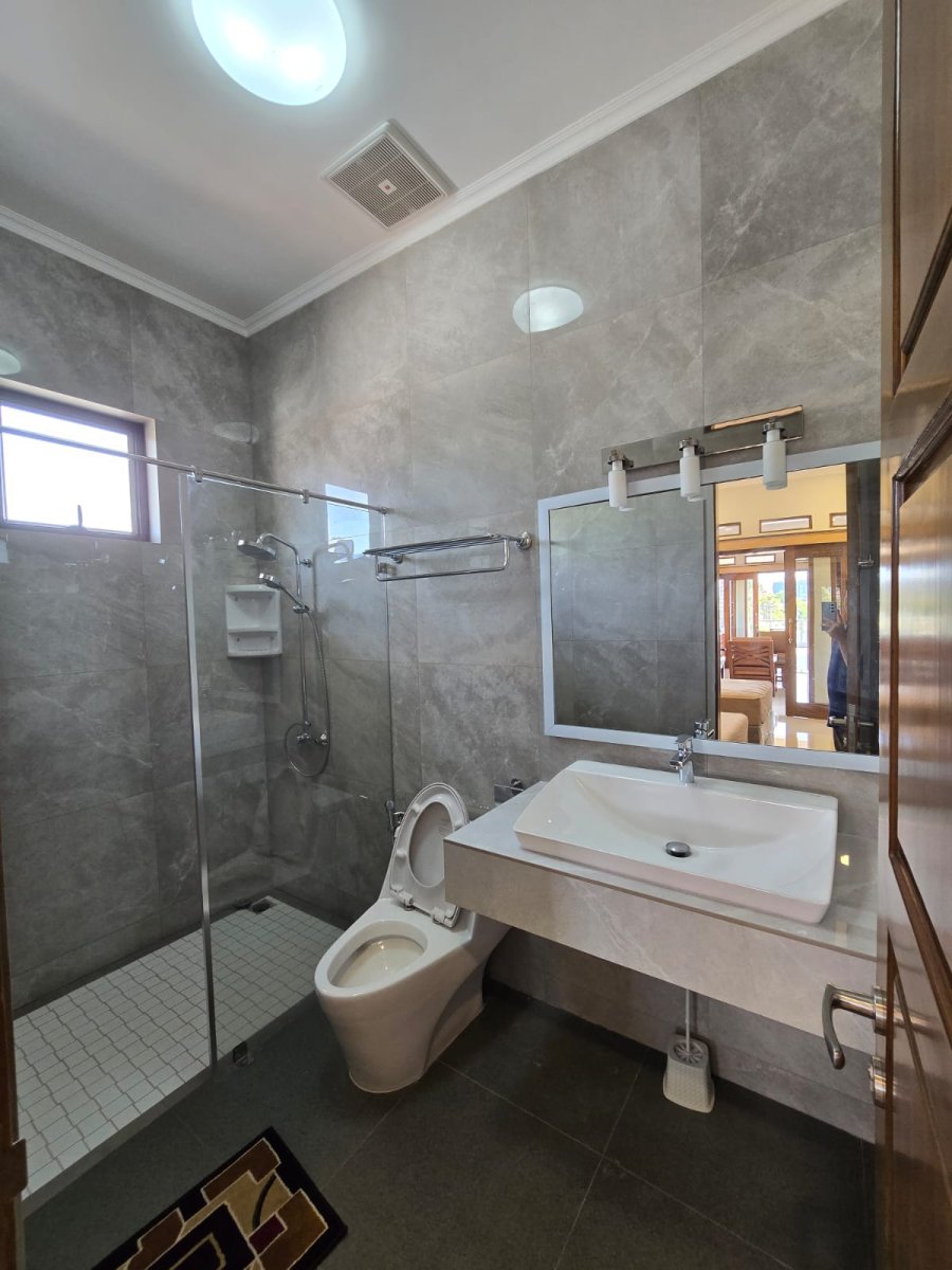 Rumah Mewah Minimalis Full Furnished Dekat Jalan Slamet Riyadi Solo - Foto 15