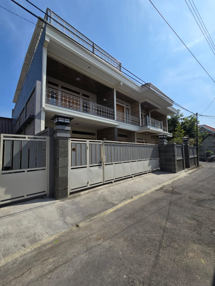 Rumah Mewah Full Furnished Dekat Jalan Slamet Riyadi Solo - Foto 2