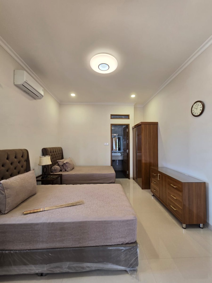 Rumah Mewah Full Furnished Dekat Jalan Slamet Riyadi Solo - Foto 5