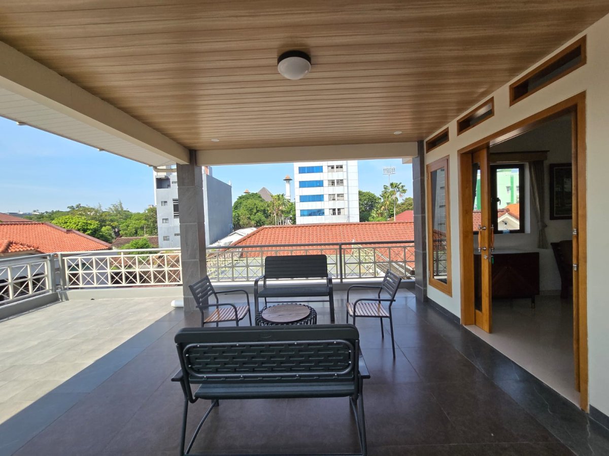 Rumah Mewah Full Furnished Dekat Jalan Slamet Riyadi Solo - Foto 10