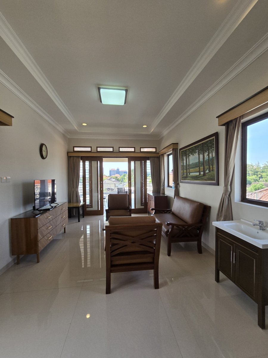 Rumah Mewah Full Furnished Dekat Jalan Slamet Riyadi Solo - Foto 11
