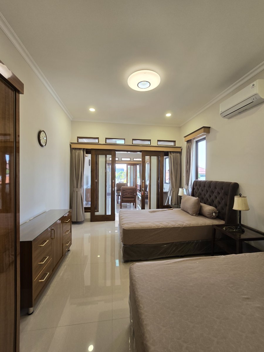 Rumah Mewah Full Furnished Dekat Jalan Slamet Riyadi Solo - Foto 12