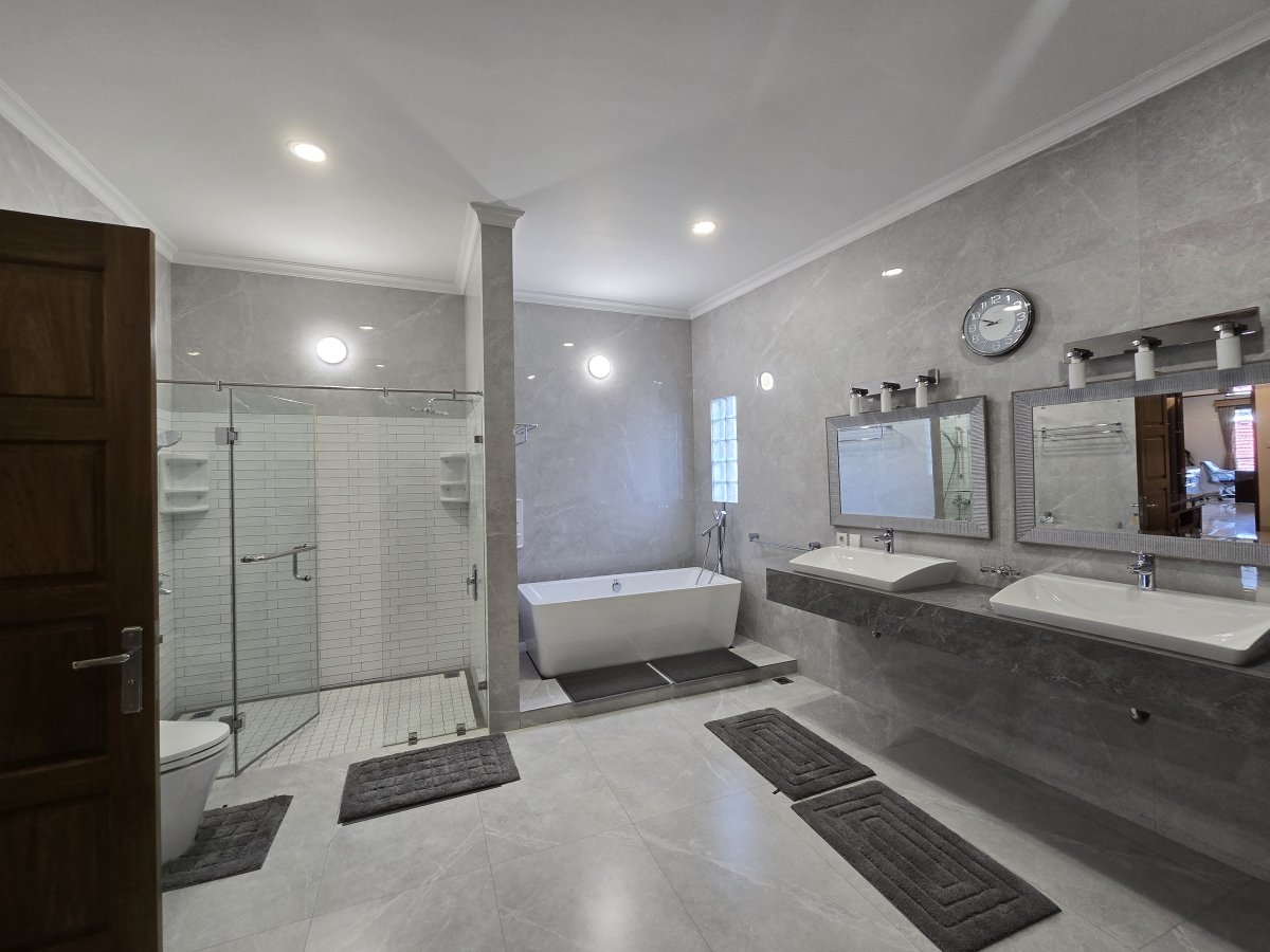 Rumah Mewah Full Furnished Dekat Jalan Slamet Riyadi Solo - Foto 13