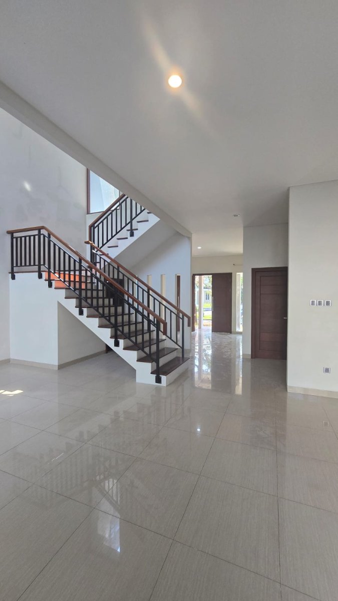 Rumah Mewah Minimalis Dekat Mall The Park Solo Baru - Foto 15