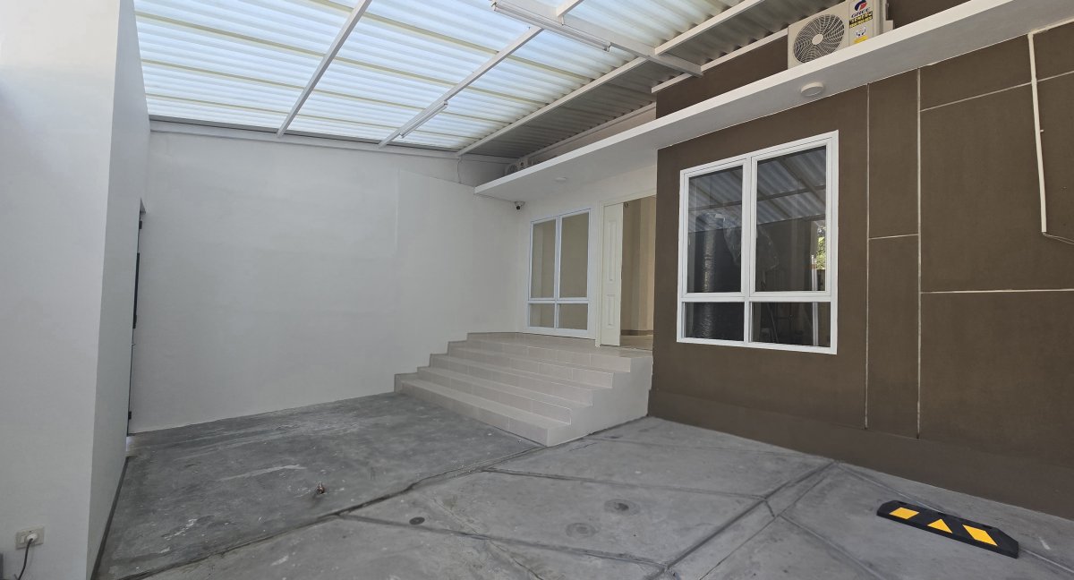 Rumah Baru Mewah Minimalis Di Jalan Bunga Solo Baru - Foto 4