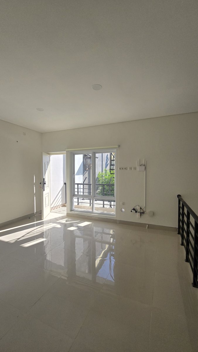 Rumah Baru Mewah Minimalis Di Jalan Bunga Solo Baru