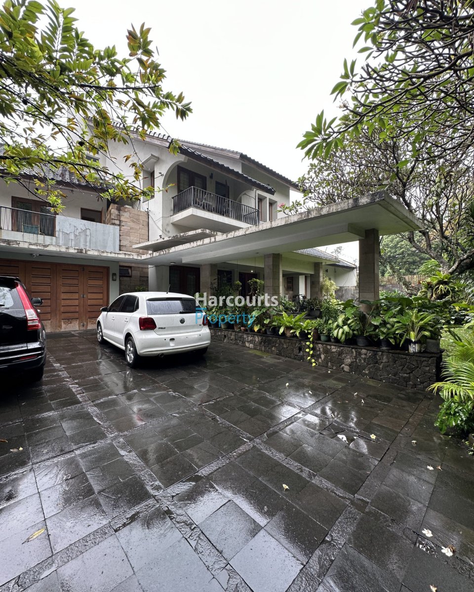 Dijual Rumah Bagus dengan Taman Luas dan Kolam Renang Lokasi Elit Area Jl. Dharmawangsa Kebayoran Baru