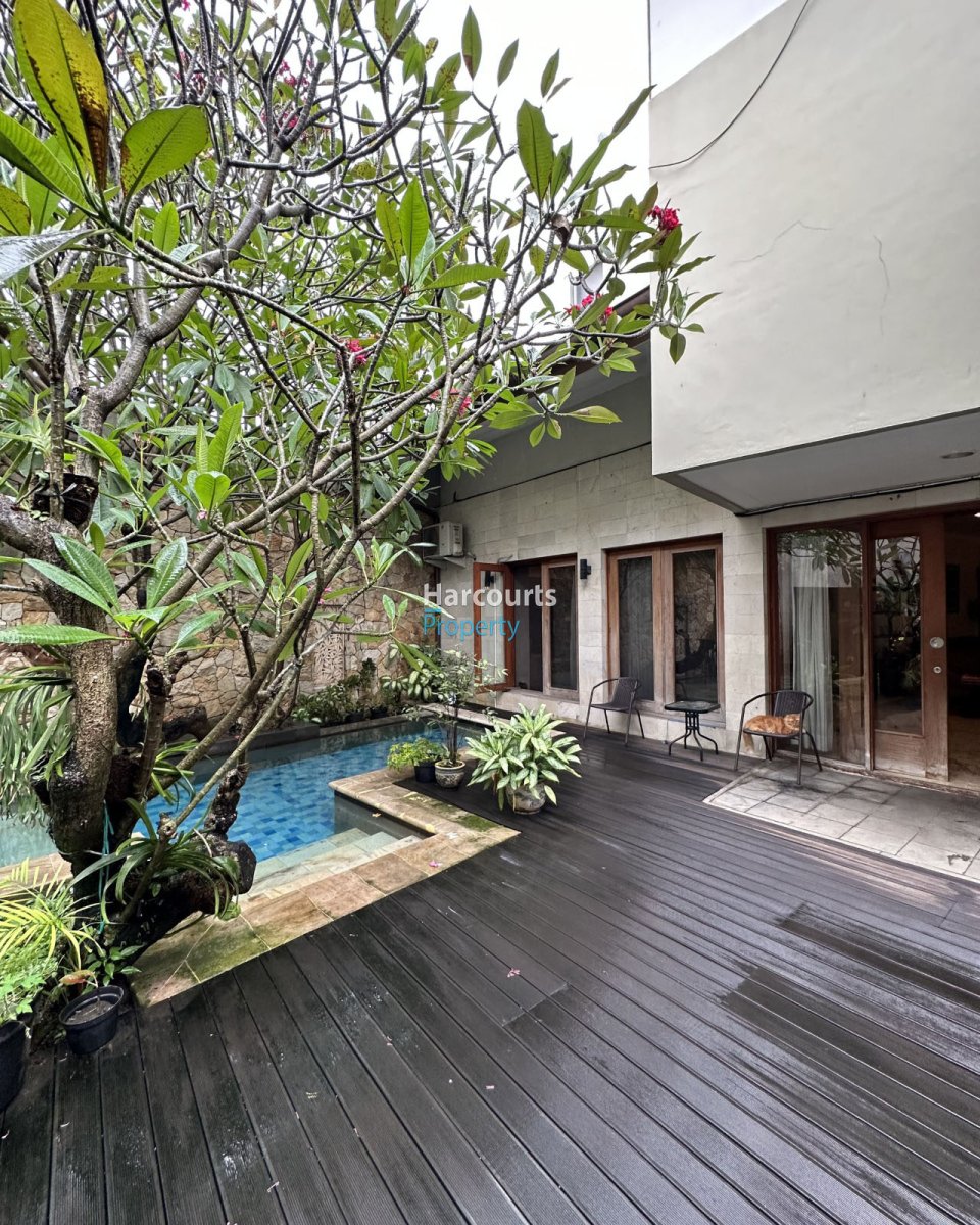 Dijual Rumah Bagus dengan Taman Luas dan Kolam Renang Lokasi Elit Area Jl. Dharmawangsa Kebayoran Baru - Foto 2