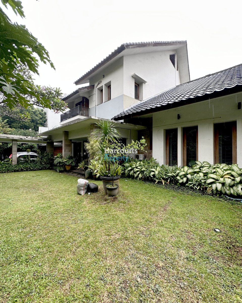 Dijual Rumah Bagus dengan Taman Luas dan Kolam Renang Lokasi Elit Area Jl. Dharmawangsa Kebayoran Baru - Foto 3