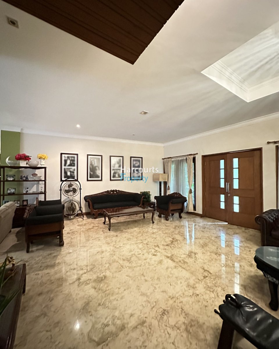 Dijual Rumah Bagus dengan Taman Luas dan Kolam Renang Lokasi Elit Area Jl. Dharmawangsa Kebayoran Baru - Foto 5