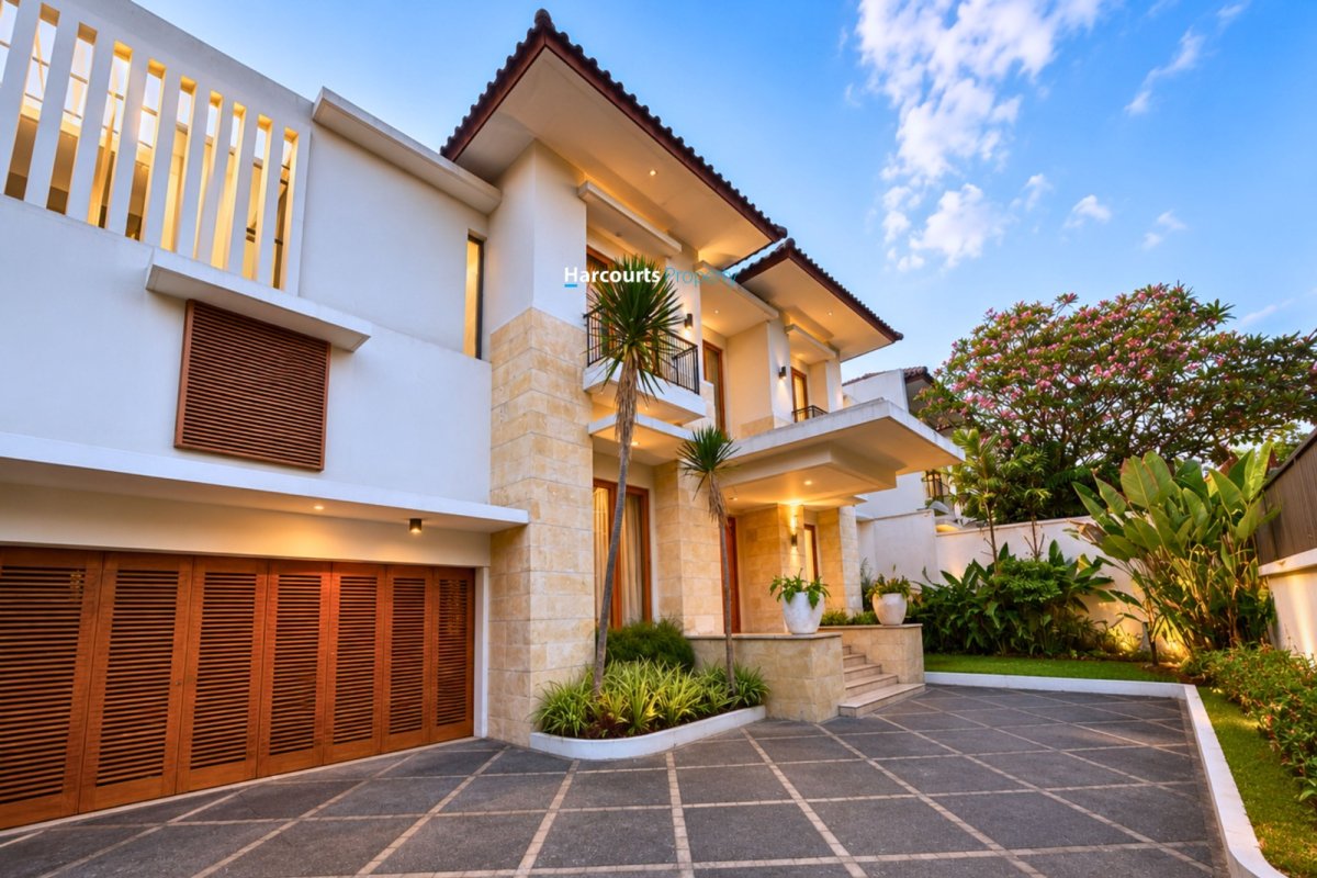 Disewakan Rumah Modern 2 Lantai Area Jl. Kemang Barat